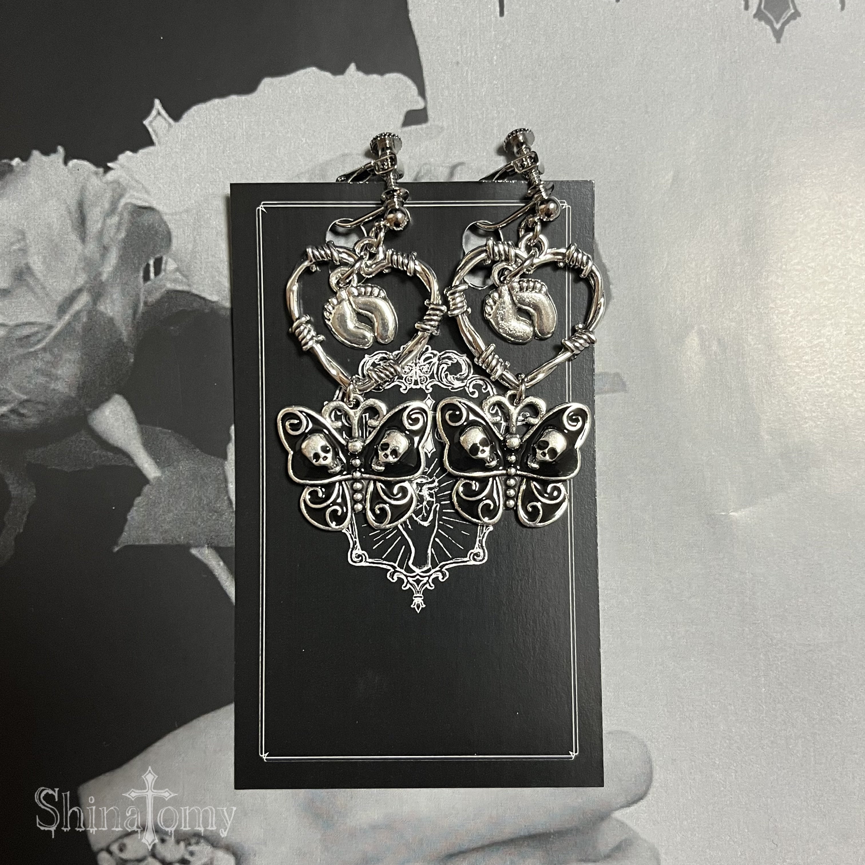 【金具変更可】羽ばたく黒蝶