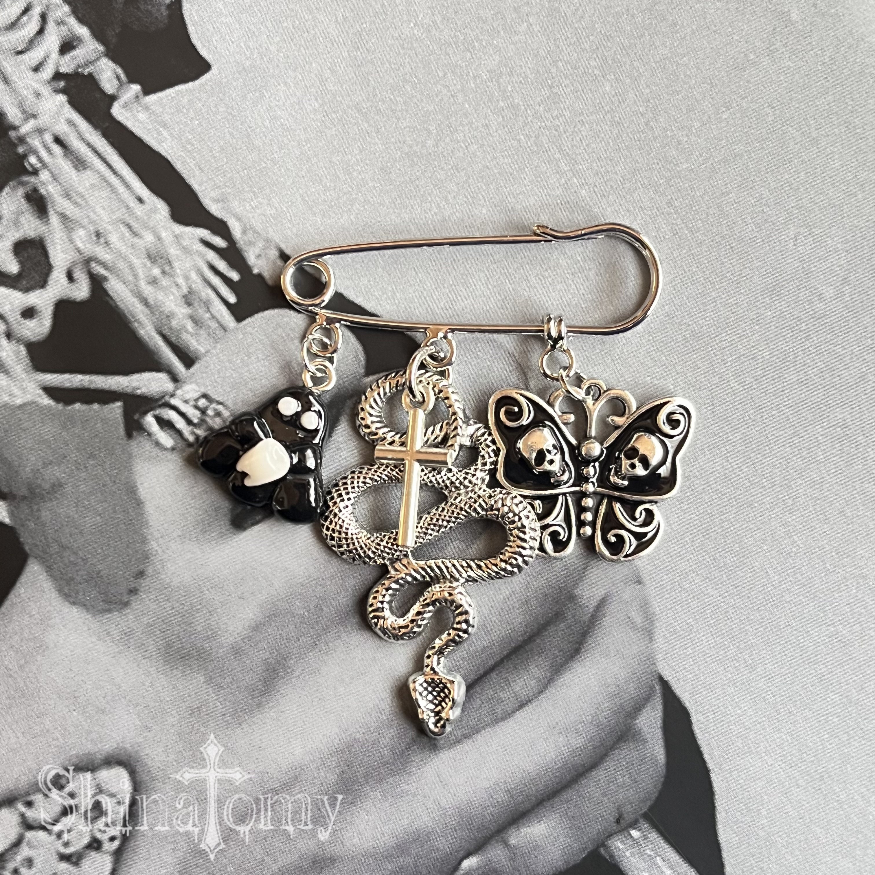 Swinging ghost brooch