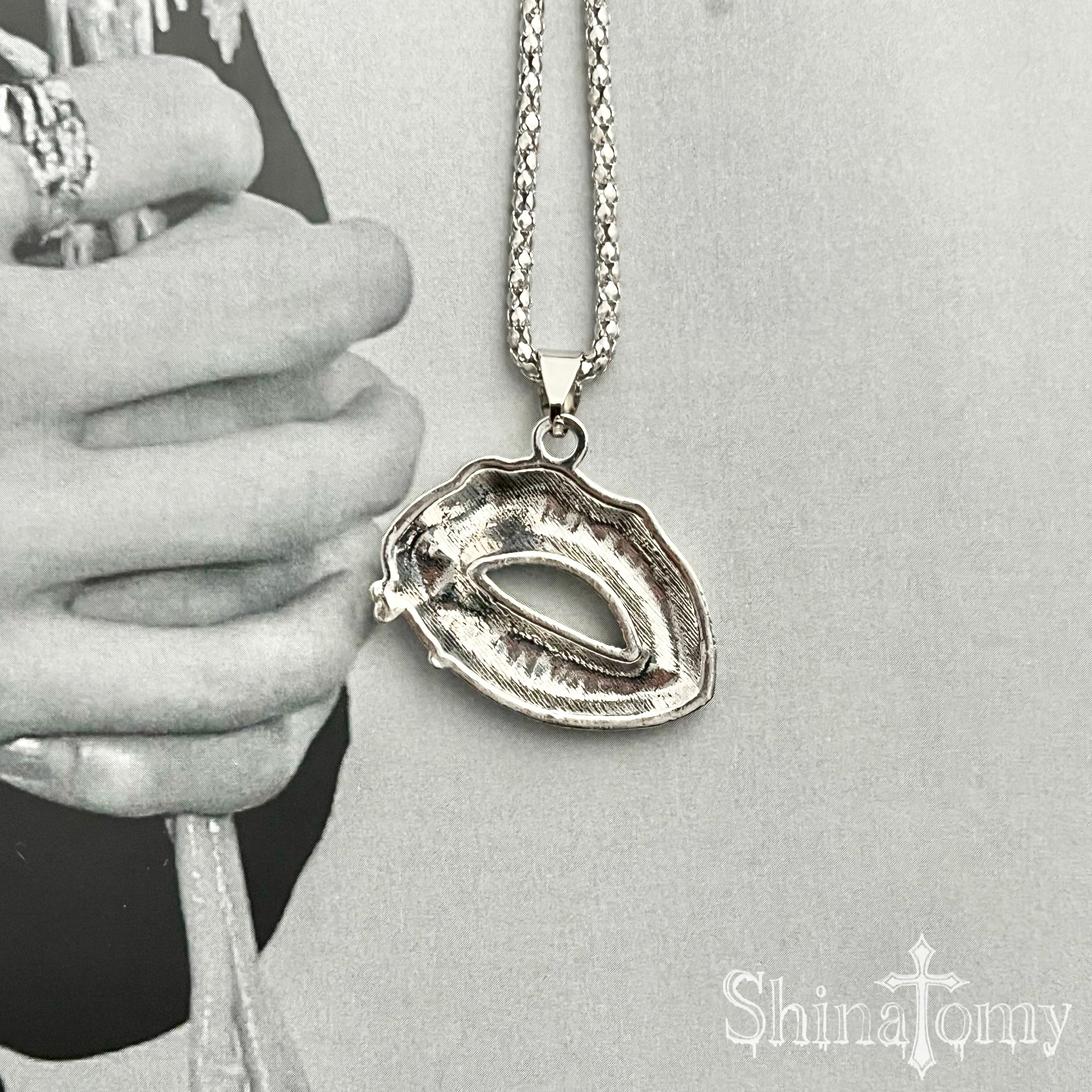 skull lip necklace