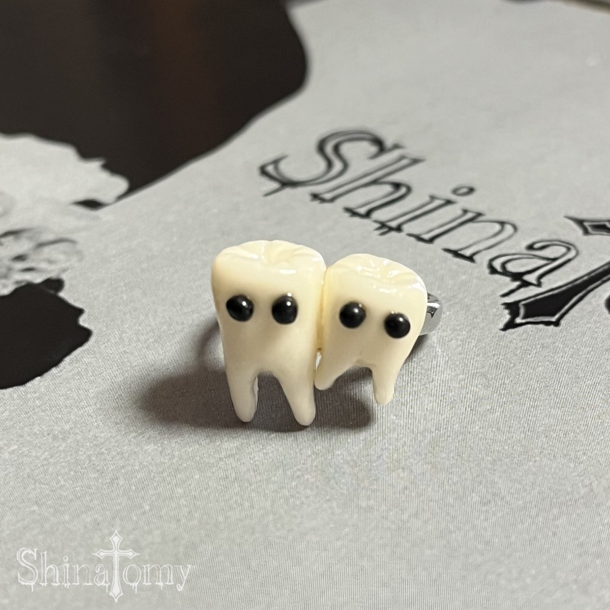 Twin tooth ring