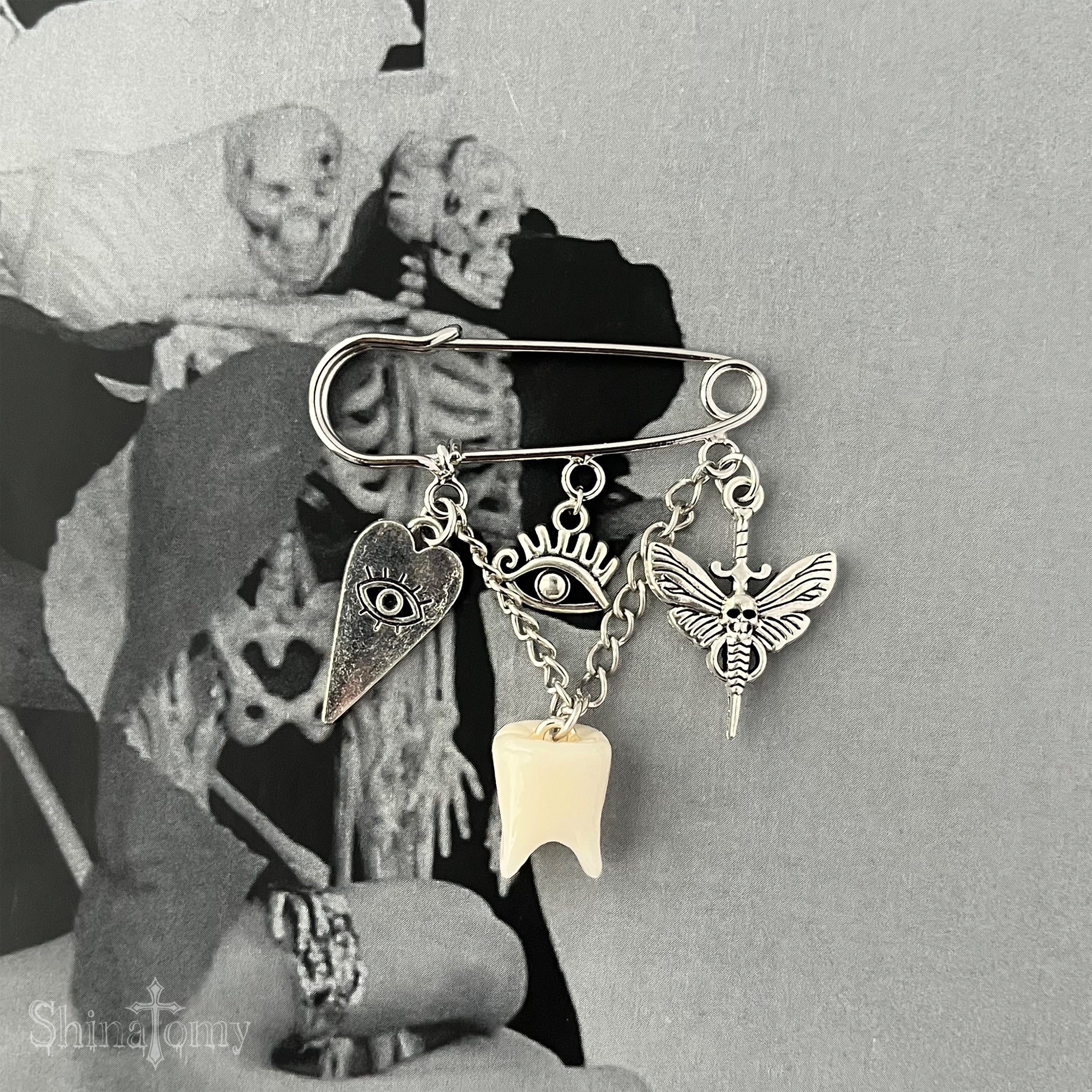 Swinging ghost brooch